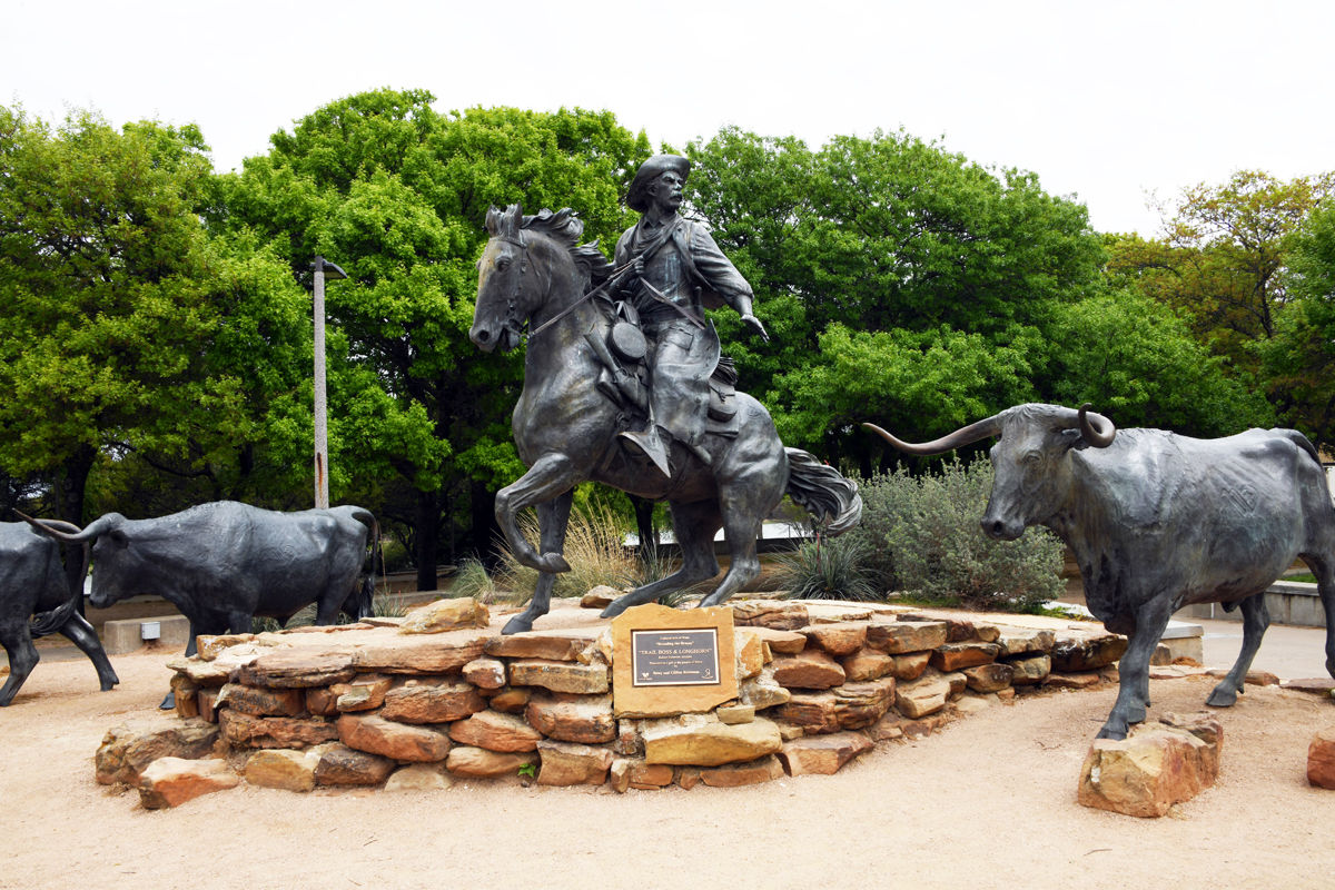 279 The Chisholm Trail cattle drives are commenorated with a huge display of longhorns and drovers at the historic Brazos River suspension bridge.JPG